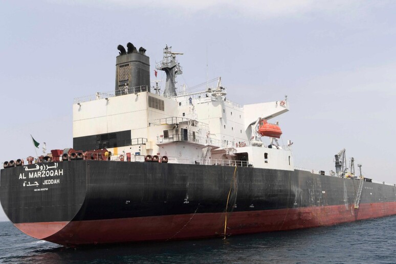 Una delle due petroliere saudite attaccate domenica al largo del porto di Fujairah © ANSA/EPA