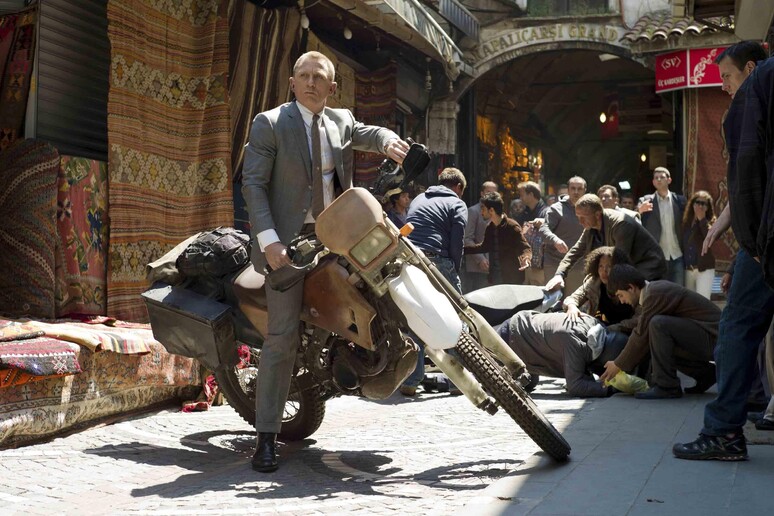 Daniel Craig-James Bond in una scena di Skyfall nel Gran Bazar di Istanbul -     RIPRODUZIONE RISERVATA