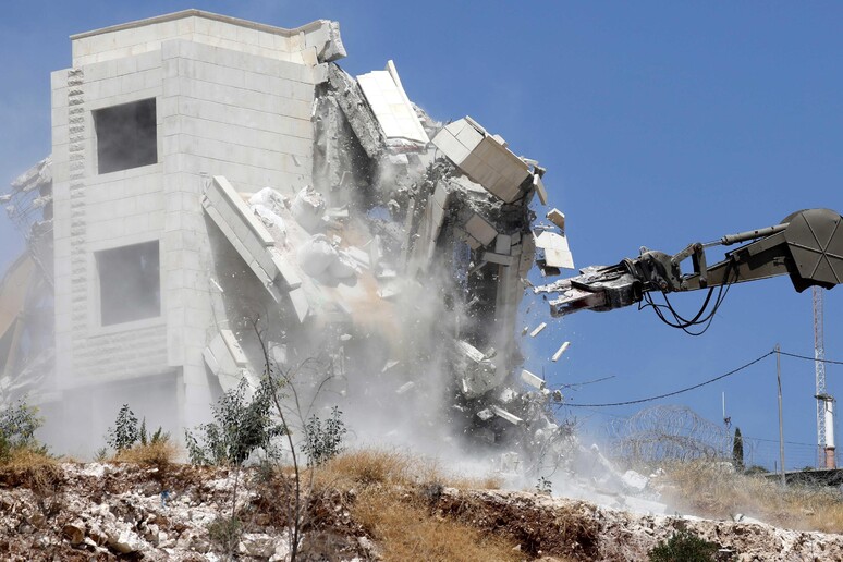 Israele demolisce case arabe a Gerusalemme est © ANSA/EPA