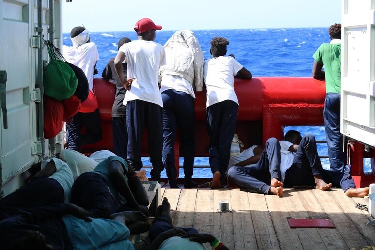 Migranti a bordo della Ocean Viking © ANSA/EPA