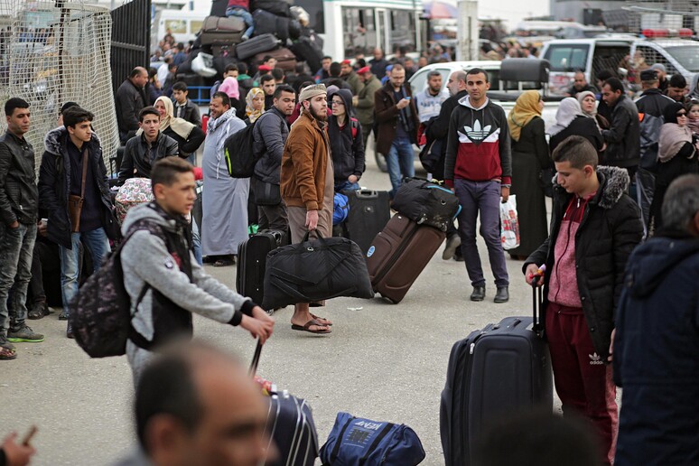 Decine di palestinesi attendono di attraversare il valico di Rafah e di recarsi in Egitto -     RIPRODUZIONE RISERVATA