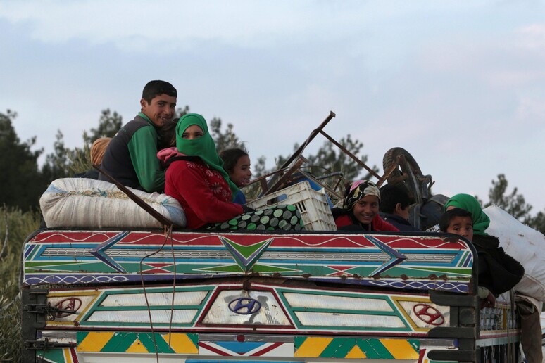 Famiglie in fuga dai combattimenti e raid aerei nella regione di Idlib in Siria -     RIPRODUZIONE RISERVATA