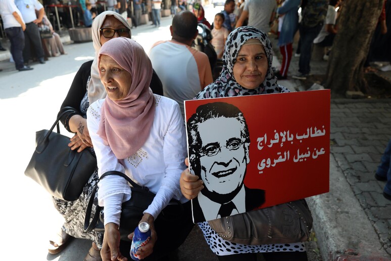 Sit-in di sostenitori del candidato alle presidenziali Nabil Karoui, in carcere dal 23 agosto, per chiedere la sua liberazione © ANSA/EPA
