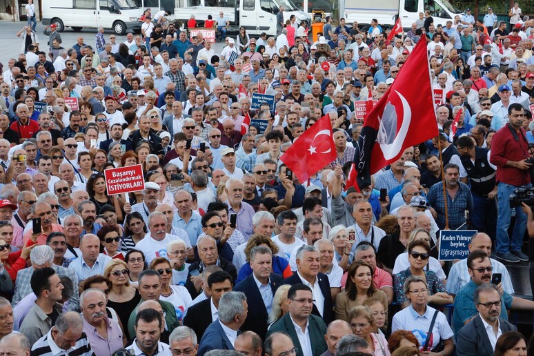 Sostenitori della leader dell 'opposizione, Canan Kaftancioglu, in piazza a Istanbul dopo la sua condanna, venerdì, a 9 anni di carcere per una serie di tweet anti-Erdogan © ANSA/EPA