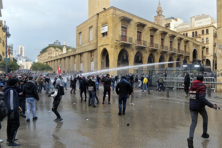 Proteste e scontri davanti al Parlamento a Beirut © ANSA/EPA