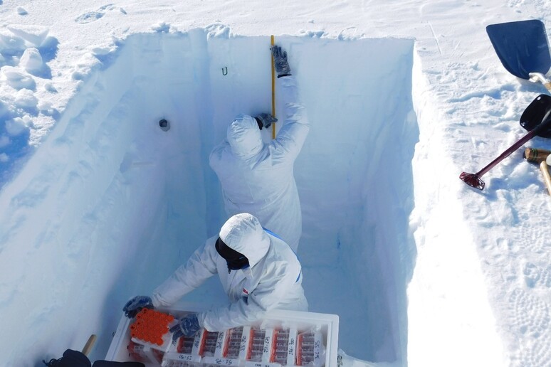 Campionamenti di neve nel percorso in trincea scavata a mano (fonte: G. Larocca IPEV-PNRA) - RIPRODUZIONE RISERVATA