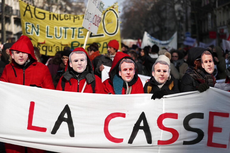 Manifestazione a Parigi contro la riforma delle pensioni © ANSA/EPA