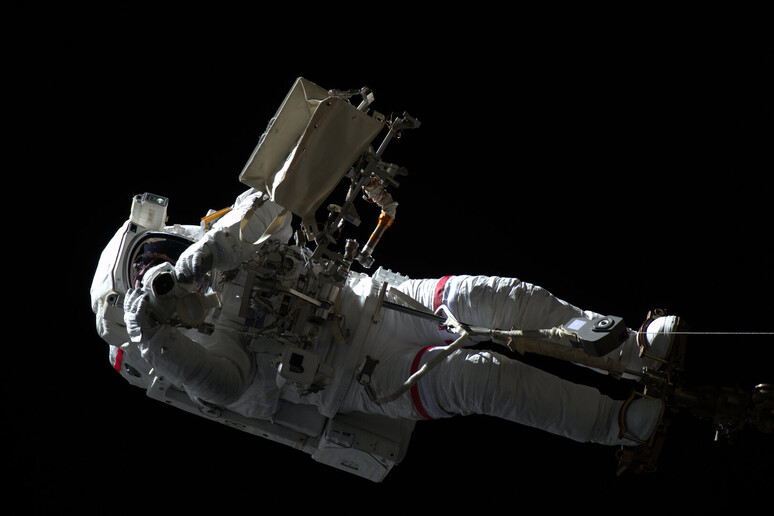 L 'astronauta Luca Parmitano in una delle precedenti passeggiate spaziali della missione Beyond, mentre si sposta ancorato al braccio robotico della Stazione Spaziale (fonte: ESA/NASA) - RIPRODUZIONE RISERVATA