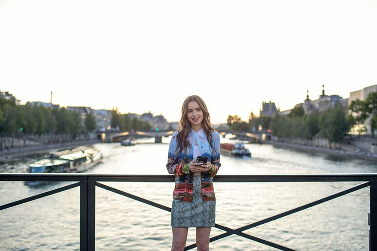 Emily in Paris, con Lily Collins - RIPRODUZIONE RISERVATA