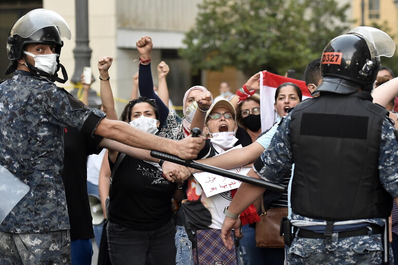 Proteste anti-governative a Beirut © ANSA/EPA
