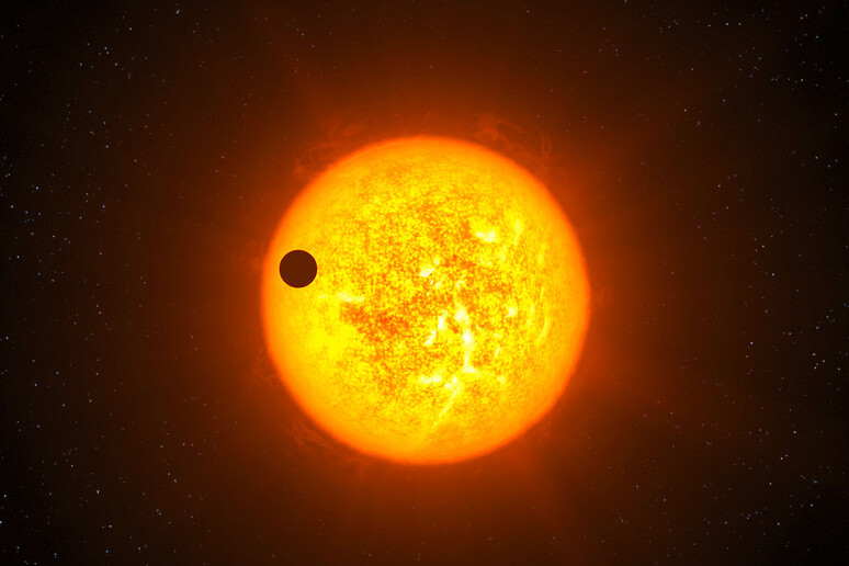 Rappresentazione artistica del transito di un pianeta contro il disco della sua stella (fonte: ESO/L. Calçada) - RIPRODUZIONE RISERVATA