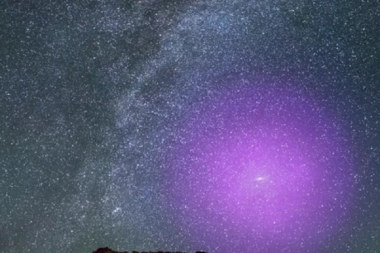 Rappresentazione artistica dell’alone della galassia di Andromeda, come apparirebbe se i nostri occhi fossero in grado di vederlo. (fonte: NASA, ESA, J. DePasquale and E. Wheatley, STScI, and Z. Levay) - RIPRODUZIONE RISERVATA