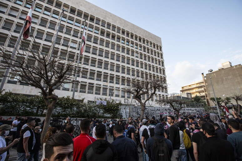 Protesta davanti alla sede della Banca centrale a Beirut -     RIPRODUZIONE RISERVATA