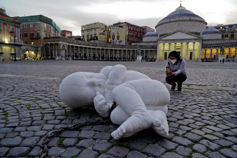 L 'opera Look Down dello scultore Jago in Piazza del Plebiscito a Napoli -     RIPRODUZIONE RISERVATA