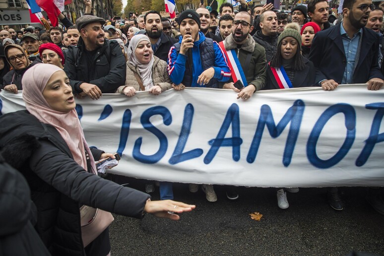 Manifestazione contro l 'islamofobia organizzata dal Ccif a Parigi -     RIPRODUZIONE RISERVATA