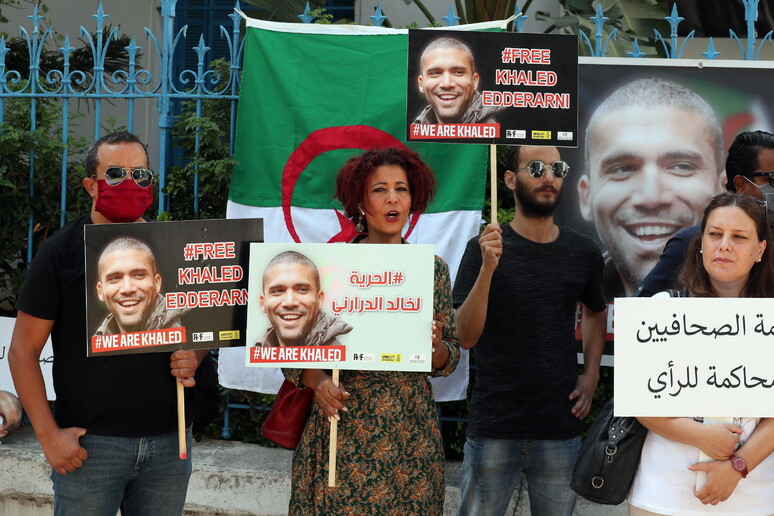 Manifestazione di giornalisti ad Algeri per chiedere la liberazione di Khaled Drareni, il fondatore di Casbah Tribune attualmente in carcere -     RIPRODUZIONE RISERVATA