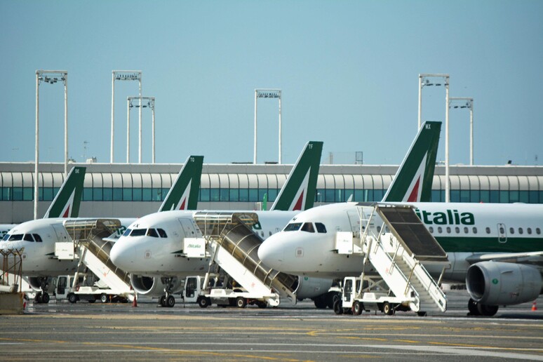 Aerei Alitalia nell 'aeroporto Leonardo da Vinci - RIPRODUZIONE RISERVATA