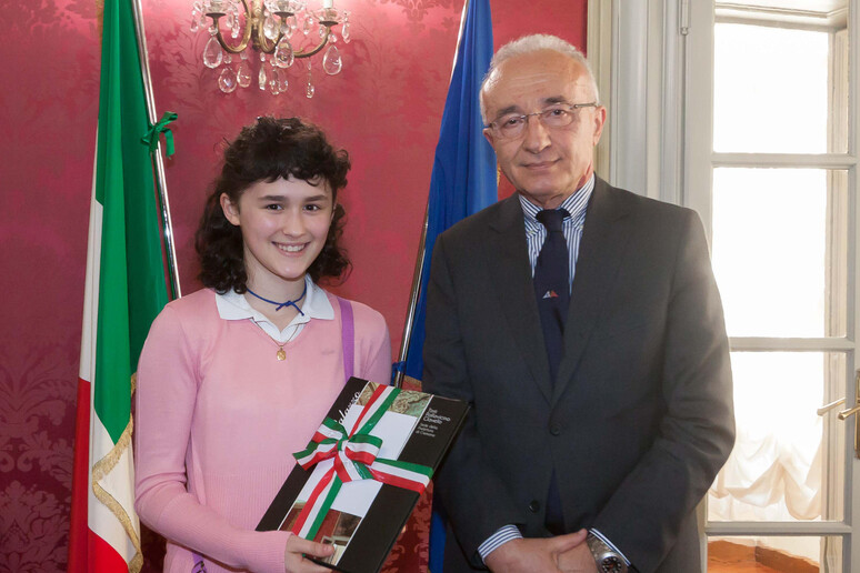 Flavia Marchini, 11 anni di Soncino (Cremona), assieme al prefetto di Cremona Vito Danilo Gagliardi - RIPRODUZIONE RISERVATA