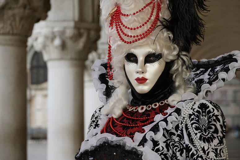 Una maschera del Carnevale di Venezia - RIPRODUZIONE RISERVATA