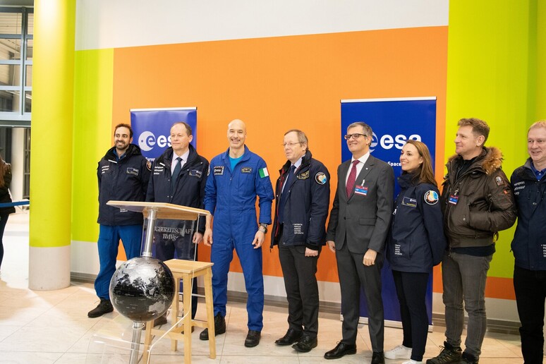 Luca Parmitano all 'arrivo nel Centro di Addestramento Astronauti dell 'Esa a Colonia, alla sua destra il direttore generale dell 'Esa, Jan Woerner, e il presidente dell 'Asi, Giorgio Saccoccia (fonte: ESA). - RIPRODUZIONE RISERVATA