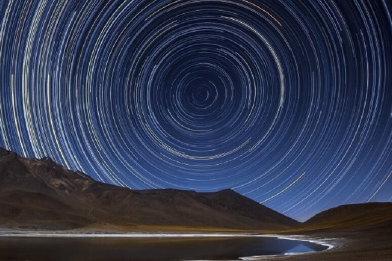 Star trail nel cielo di Atacama (fonte: A. Duro/ESO) - RIPRODUZIONE RISERVATA
