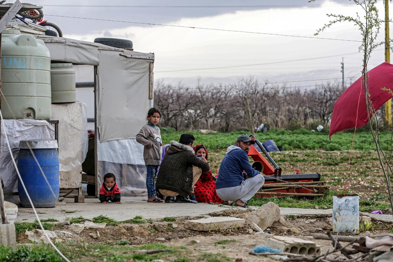Profughi siriani nella valle della Bekaa in Libano © ANSA/EPA