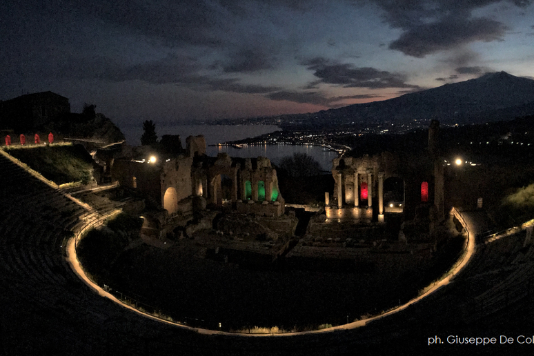 Coronavirus: teatro antico di Taormina illuminato da tricolore - RIPRODUZIONE RISERVATA