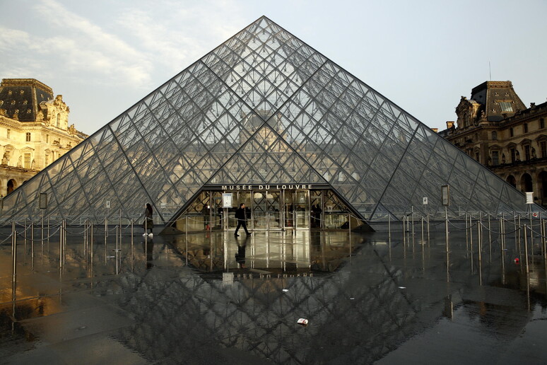 Dopo tre giorni di chiusura per il coronavirus il museo del Louvre ha riaperto i battenti © ANSA/EPA