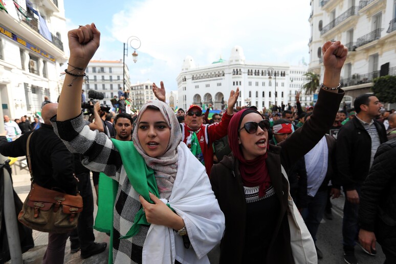 Donne in piazza ad Algeri -     RIPRODUZIONE RISERVATA