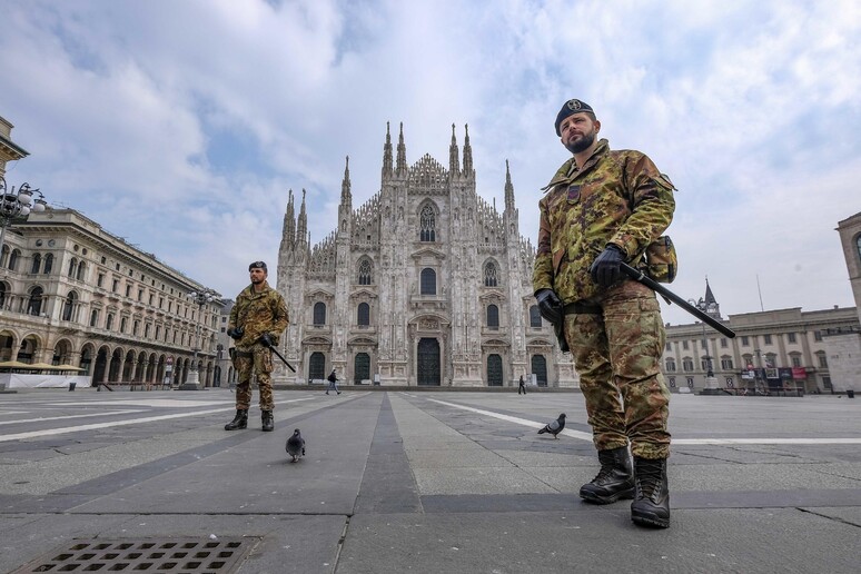 Soldati a piazza Duomo a Milano - RIPRODUZIONE RISERVATA
