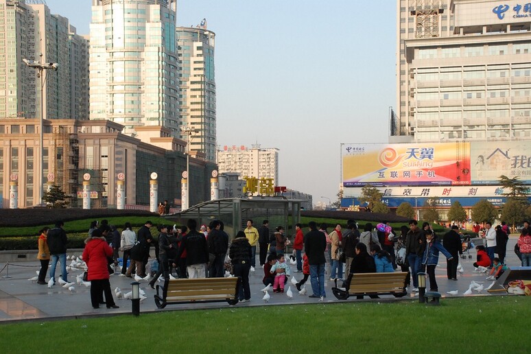 Persone in un parco a Wuhan, prima dell 'epidemia (fonte: Tauno Tohk, Flickr, CC BY 2.0) - RIPRODUZIONE RISERVATA
