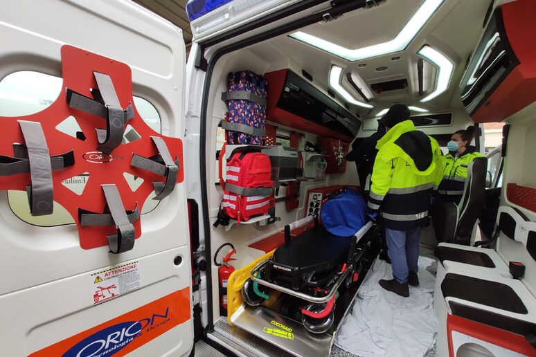 L 'interno di un 'ambulanza (foto d 'archivio) - RIPRODUZIONE RISERVATA