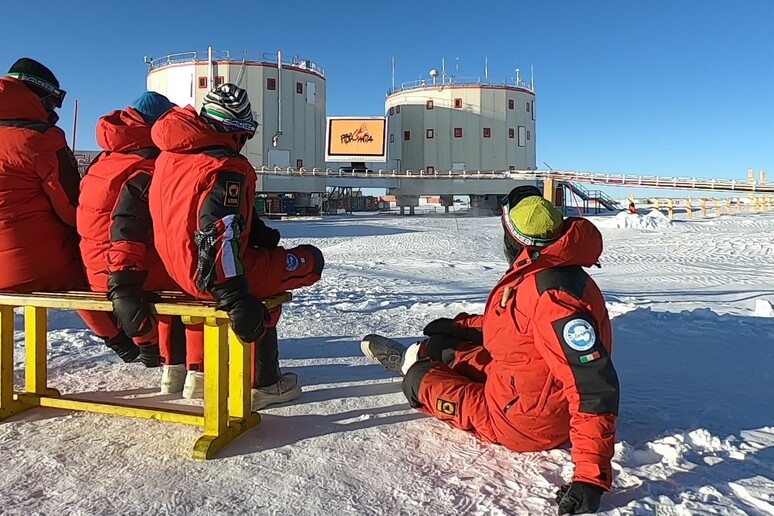Gli italiani che fanno parte dell 'equipaggio della base antartica Concordia (fonte: PNRA) - RIPRODUZIONE RISERVATA