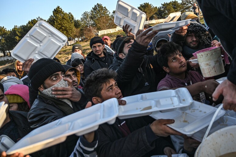 Migliaia di migranti siriani respinti dalla Turchia premono alla frontiera con la Grecia © ANSA/AFP