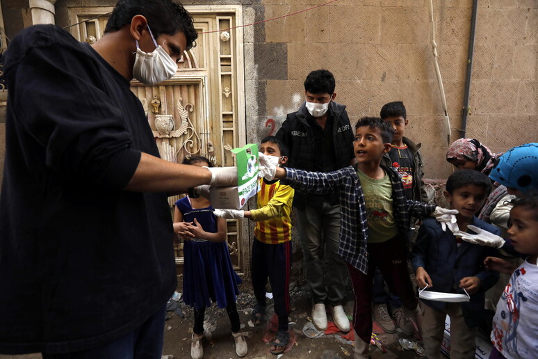 Volontari aiutano sfollati in Yemen a proteggersi contro il coronavirus © ANSA/EPA