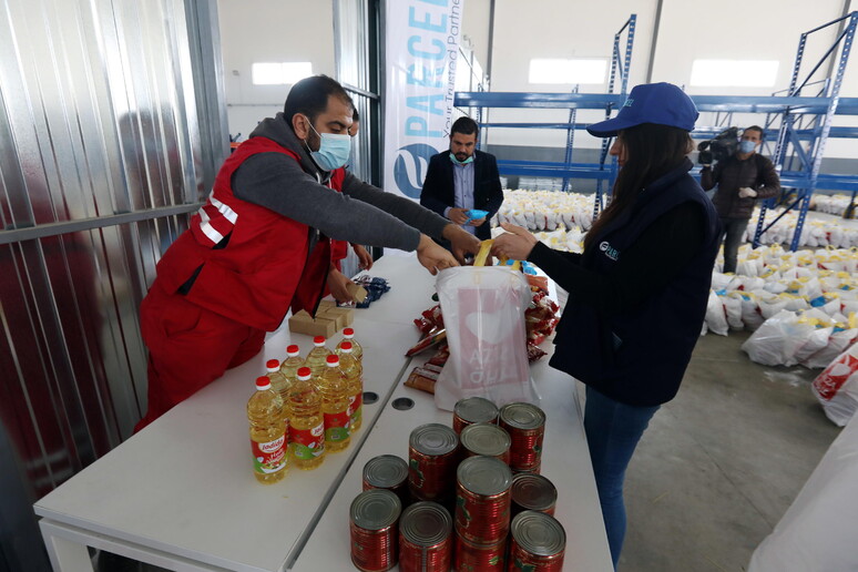 Aiuti alimentari alla popolazione in Tunisia © ANSA/EPA