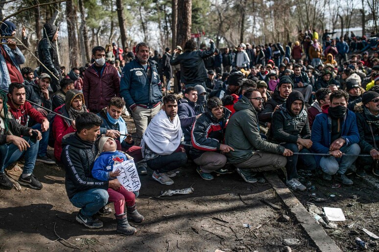 La Turchia mette in quarantena i migranti al confine con la Grecia © ANSA/AFP