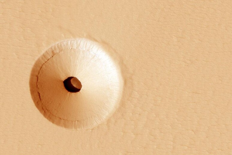 Il buco su Marte fotografato dalla sonda Mro (fonte: NASA, JPL, U. Arizona) - RIPRODUZIONE RISERVATA