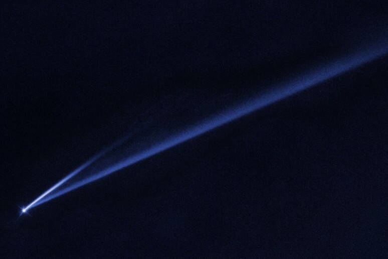 L’asteroide blu, Gault, ripreso dal telescopio spaziale Hubble con le sue due sottilissime code. (fonte: NASA, ESA, K. Meech e J. Kleyna, University of Hawaii; O. Hainaut, ESO) - RIPRODUZIONE RISERVATA