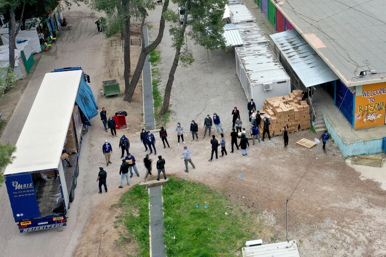 Profughi positivi al test del Covid-19 nel campo di Ritsona a nord di Atene © ANSA/EPA