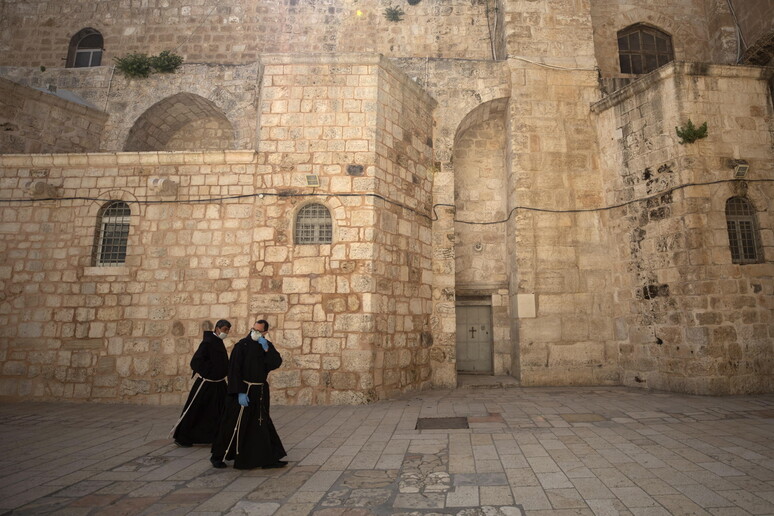 Messa al Santo Sepolcro e Via Crucis ridotta a Gerusalemme per l 'emergenza coronavirus © ANSA/EPA