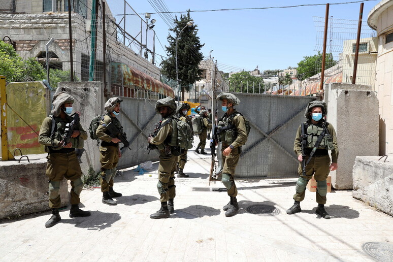 Soldati israeliani nella città vecchia di Hebron © ANSA/EPA