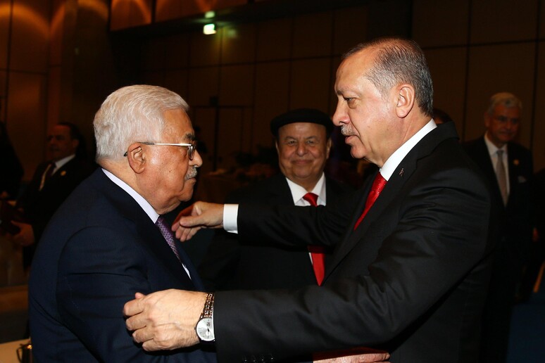 Il presidente palestinese Abu Mazen (s) e il presidente turco Recep Tayyip Erdogan (d) -     RIPRODUZIONE RISERVATA
