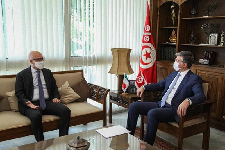 Incontro tra l 'ambasciatore d 'Italia in Tunisia Fanara e il ministro tunisino del Turismo e dell 'Artigianato, Mohamed Ali Toumi a Tunisi -     RIPRODUZIONE RISERVATA