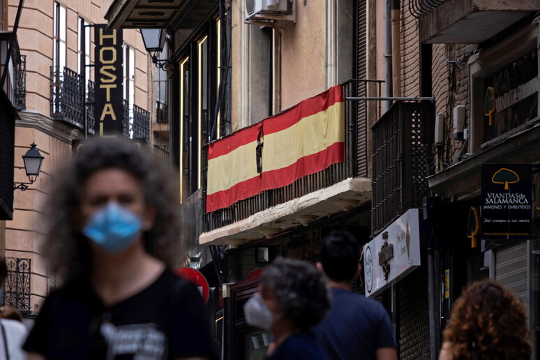 Lutto nazionale in Spagna per le vittime del coronavirus © ANSA/EPA