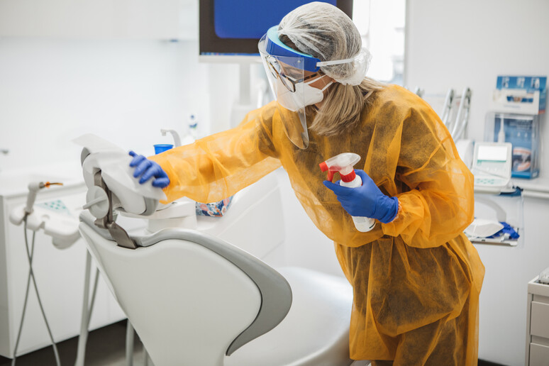 Uno studio dentistico nelle operazioni di sicurezza contro il Covid - RIPRODUZIONE RISERVATA