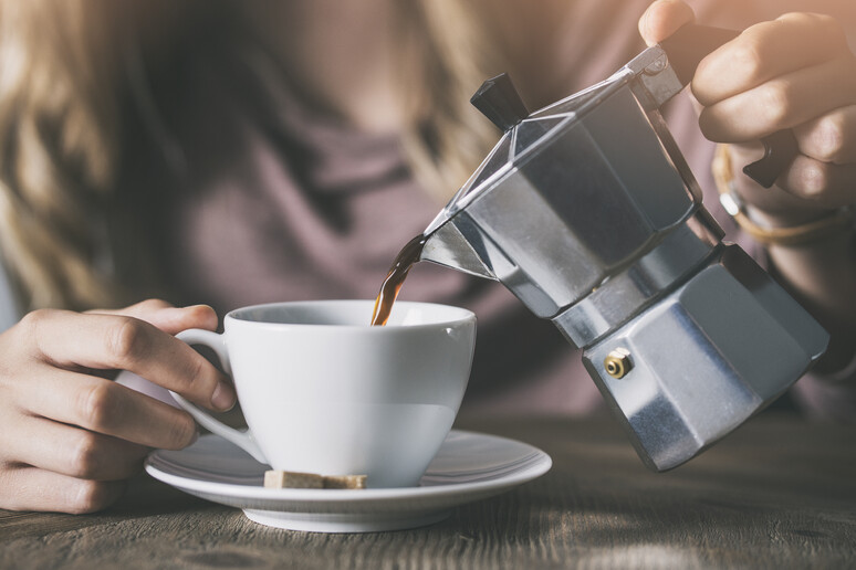 Il caffè fra le cause dei denti macchiati, ma non dipende solo dall 'alimentazione - RIPRODUZIONE RISERVATA