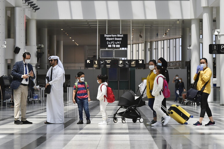 Coronavirus, riapre l 'aeroporto di Beirut tra tensioni e caos © ANSA/EPA