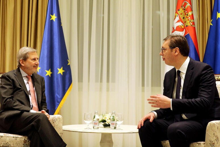 Il commissario Ue all 'allargamento Johannes Hahn (s) e il presidente serbo Aleksandar Vucic (d) -     RIPRODUZIONE RISERVATA