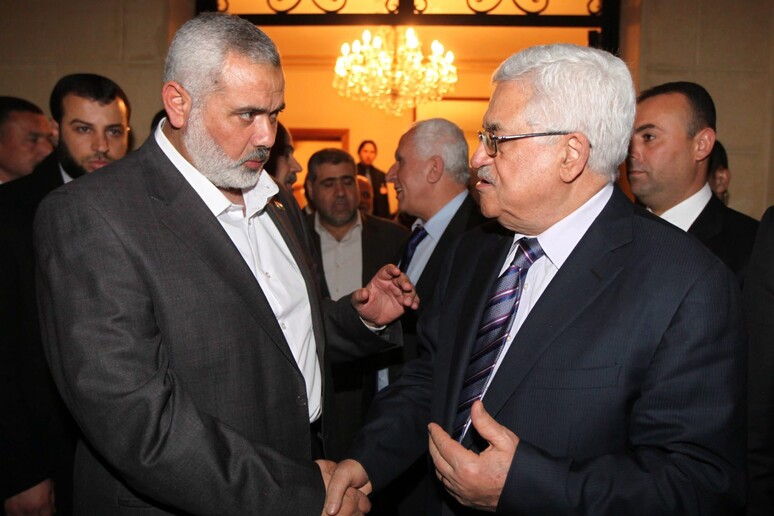 Il leader di Hamas Ismail Haniyeh (s) e il presidente palestinese Abu Mazen (d) -     RIPRODUZIONE RISERVATA